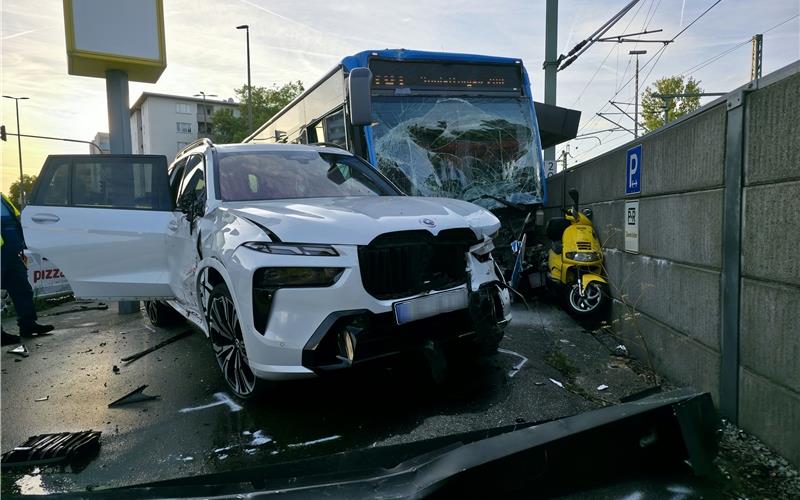 Massenkarambolage durch Bus in Sindelfingen nach gesundheitlichem Notfall Massenkarambolage durch Bus in Sindelfingen nach gesundheitlichem Notfall