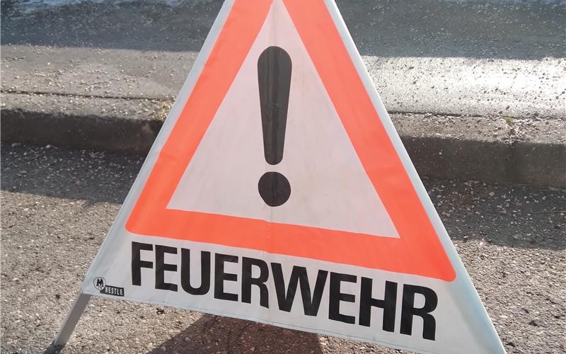 Dach einer Scheune drohte einzustürzen: 41 Einsatzkräfte von Feuerwehr und THW entfernten Ziegel