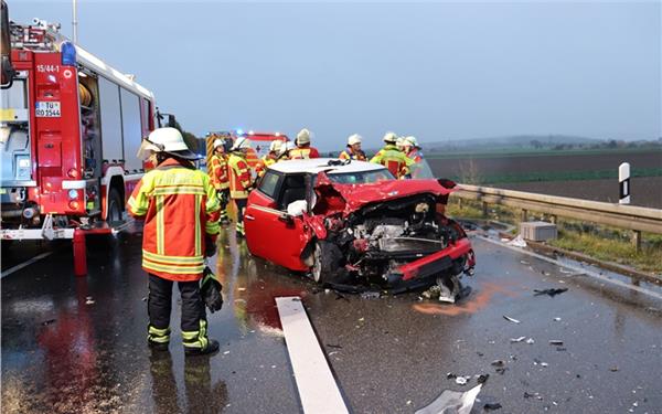66-Jähriger wird bei Autounfall auf der B 28 bei Bondorf getötet
