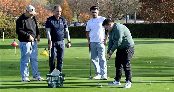 Mit der Schwimmnudel aufs Putting Green