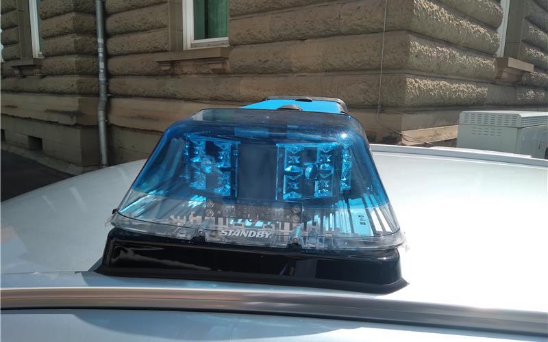 Handbremse nicht angezogen: SUV beschädigt in Renningen drei andere Autos  