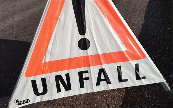 Schwerer Unfall bei Ergenzingen: VW-Fahrer kracht frontal in einen Sattelzug