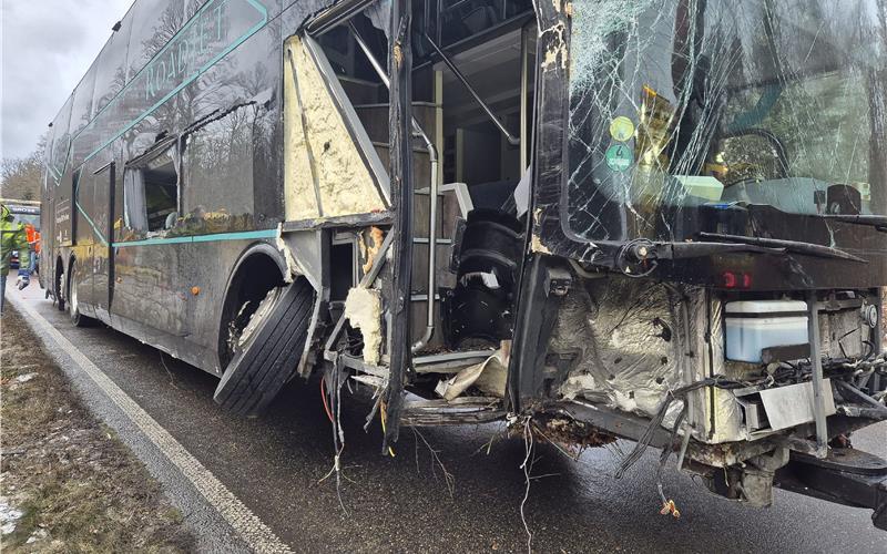 Keine Verletzten: Mannschaftsbus des American Football Teams „Stuttgart Surge“ verunglückt bei Herrenberg