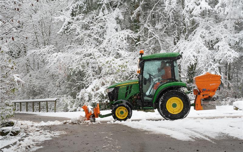 Schneefall: Viel Blechschaden auf den Straßen und Behinderungen auf der Schiene 