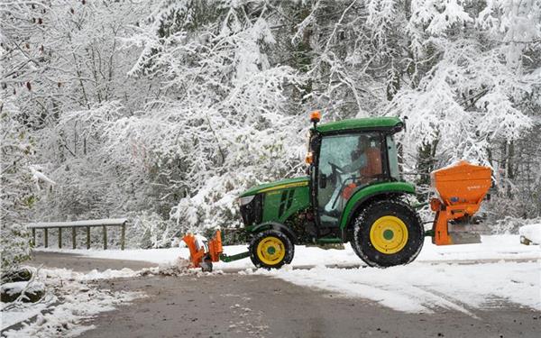 Schneefall: Viel Blechschaden auf den Straßen und Behinderungen auf der Schiene