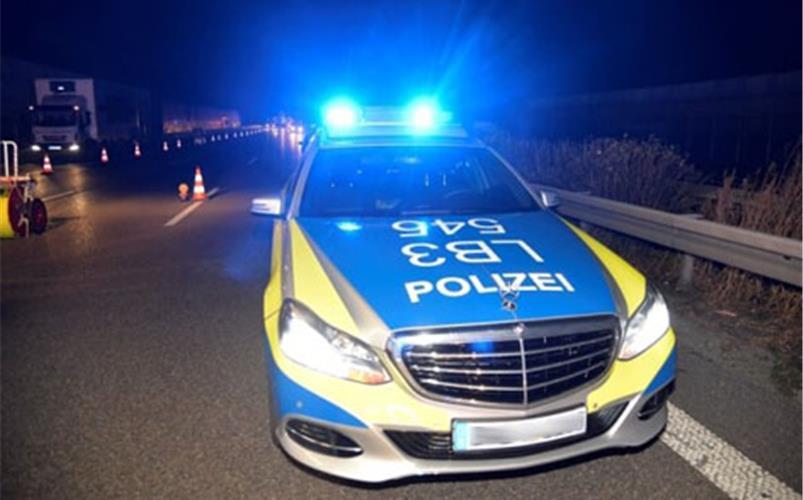 Sperrung der A 81: Anhänger umgekippt 