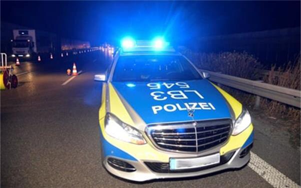 Sperrung der A 81: Anhänger umgekippt