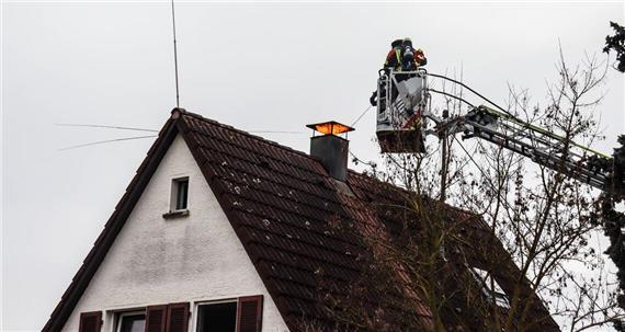 Kaminbrand in Kuppingen sorgt für mehrstündigen Feuerwehreinsatz