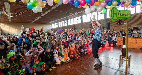 Gute Laune beim Brezel-Wettessen