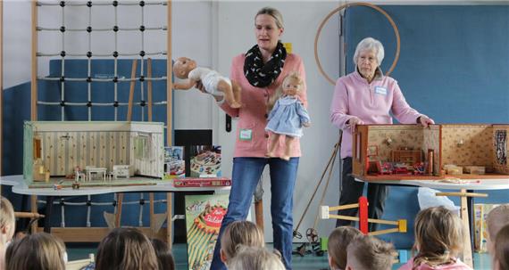 Von Holz und Weide zu Kunststoff und Farbe