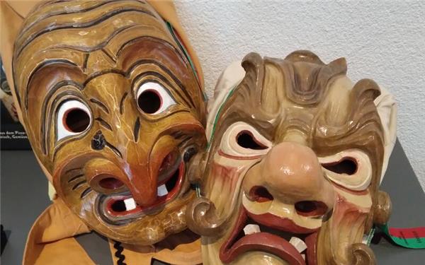 Rauchfackel trifft 17-Jährige beim Fasnetsumzug in Böblingen