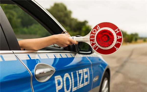 Beleuchtung komplett ausgeschaltet: Raser flüchtet mit über 200 km/h vor der Polizei