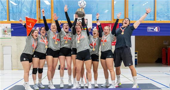 Kim Niemann bejubelt Titel in der Schweiz