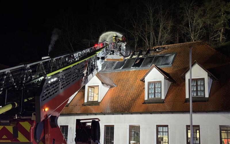 Feuerwehr rückt aus zum Golfclub Schloss Weitenburg: Dachstuhl von Clubgebäude in Flammen 