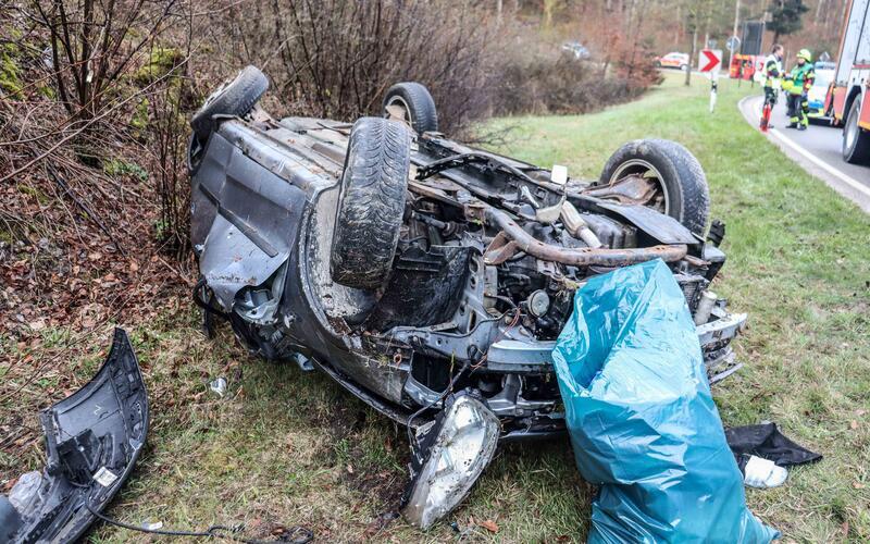 Opel überschlägt sich: Fünf junge Frauen werden schwer und zum Teil lebensgefährlich verletzt 