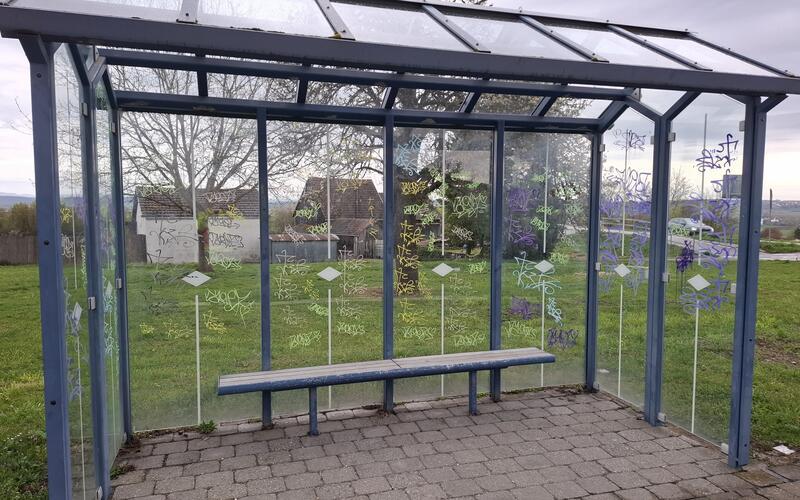 Hoher Schaden nach Graffiti-Schmierereien in Mönchberg und Kayh 