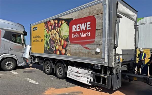 Unfall in Bondorf: Zwei Laster stoßen an Freitag zusammen