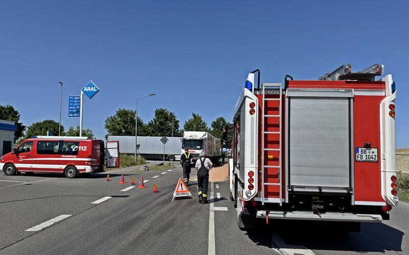 Unfall in Bondorf: Zwei Laster stoßen an Freitag zusammen 