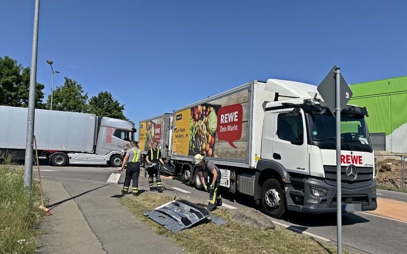 Unfall in Bondorf: Zwei Laster stoßen an Freitag zusammen 