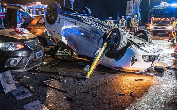 Drei Schwerverletzte bei spektakulärem Unfall an der Böblinger Tierheimkreuzung