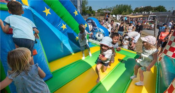 Familien treffen sich im neuen Kindergarten