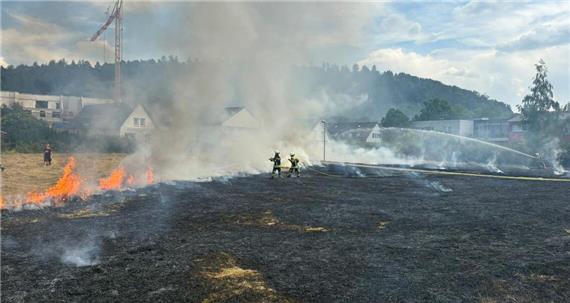 Flammen und Rauch mitten im Ort