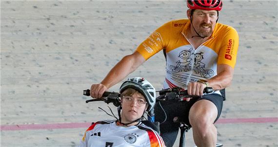 Drift in die Steilkurve bringt Max zum Lachen