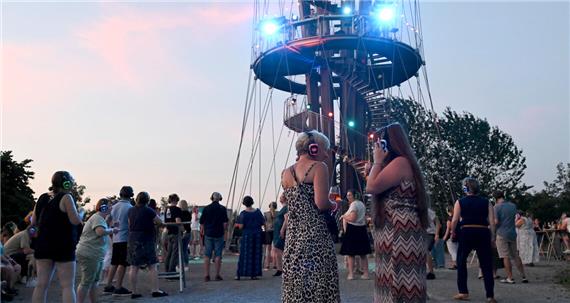 „Silent Disco“ in einer tropischen Nacht