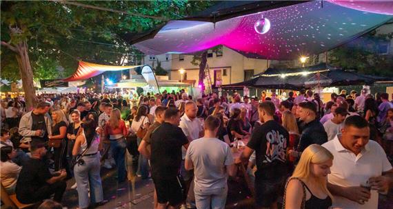 Ein Party-Schiff ist diesmal auch dabei