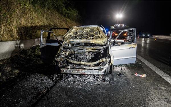 Auto brennt auf der A 81 bei Gärtringen vollständig aus