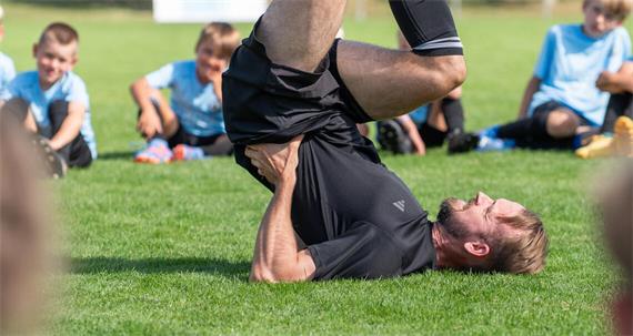 Beste Kumpels: der Ball und Camill Hauser