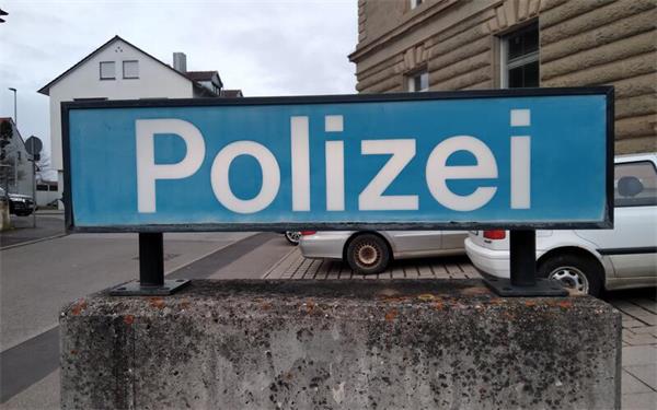 Streit unter jungen Männern im Zug und am Bahnsteig: Polizist wird in Herrenberg mit Flasche beworfen