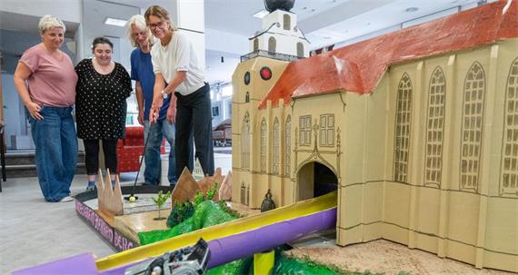 Der Ball landet in der Stadt der Zukunft
