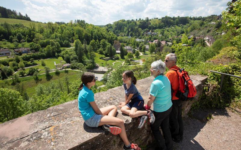 Historische Pfade mit weitem Panorama