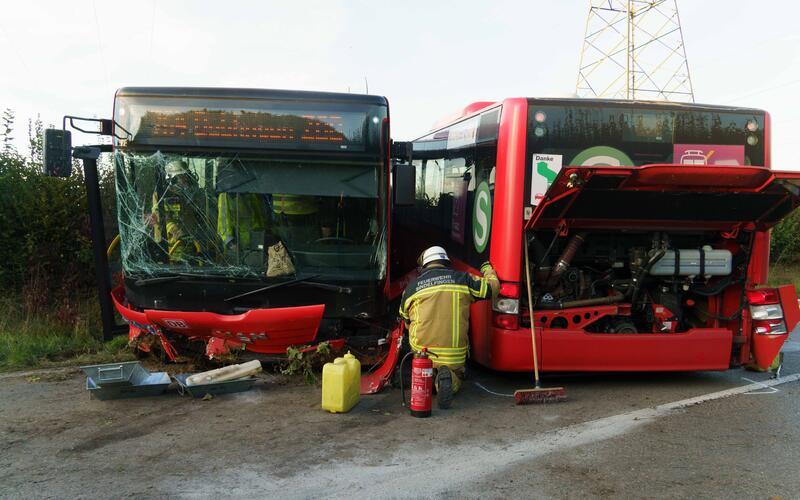 Linienbus wird bei Unfall auseinandergerissen: Drei Verletzte 