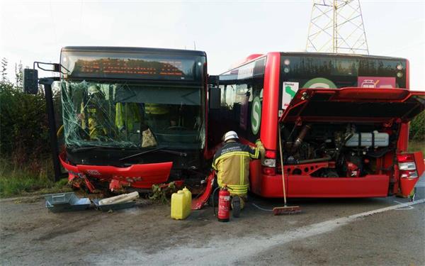 Linienbus wird bei Unfall auseinandergerissen: Drei Verletzte
