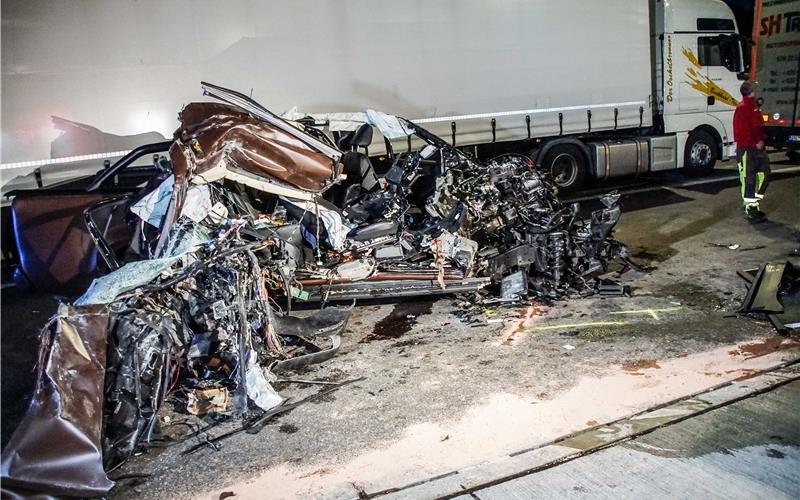 Zwei Tote bei Unfall auf der Autobahn Zwei Tote bei Unfall auf der Autobahn