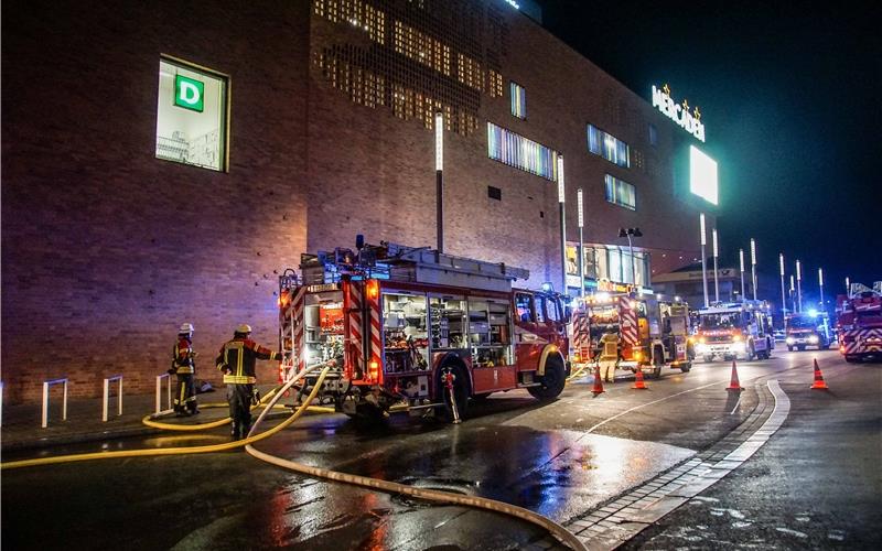 Mercaden-Parkhaus: Audi gerät in Brand Mercaden-Parkhaus: Audi gerät in Brand