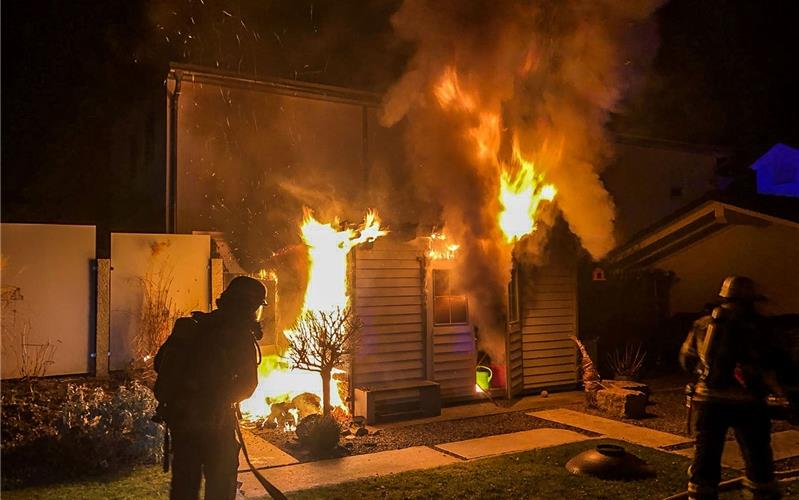 Glut einer Asche führt zu Brand eines Gartenhauses