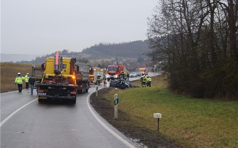 Frau stirbt bei Verkehrsunfall in Ammerbuch Die Bundesstraße 296 war nach dem Unfall für mehrere Stunden gesperrt
GB-Foto: SDMG/Dettenmeyer