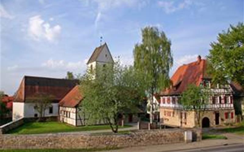 Kinder werfen mit Steinen alte Kirchenfenster ein