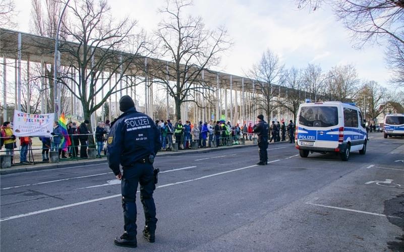 Rund 500 Demonstranten bei Protest gegen AfD-Parteitag Die Polizei war rund um die Böblinger Kongresshalle im Großeinsatz
GB-Foto: SDMG/Dettenmeyer