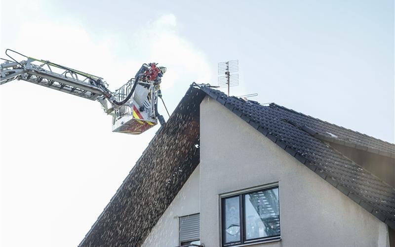 Feuerwehr löscht mit Hilfe der Drehleiter
GB-Foto: SDMG/Dettenmeyer