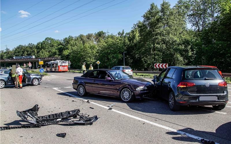 Verkehrsunfall mit vier beteiligten Fahrzeugen