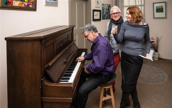 Bill Bergelt, Christian Kremslehner und Olga Beckmann (von links) tauchten in die Welt von Fußball und Autos ein. GB-Foto: Schmidt