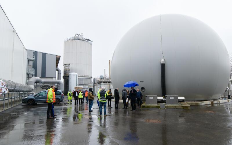 Bioabfallverwertungsanlage geht nach einem Testlauf in Betrieb: Das Gas aus der Vergärung wird in einem kugelförmigen Tank aufgefangen.GB-Fotos: Ebinger