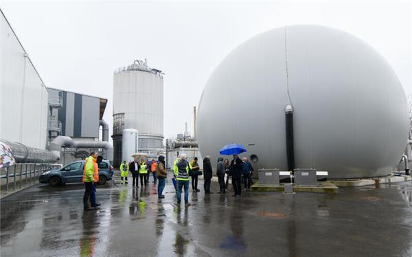 Bioabfallverwertungsanlage geht nach einem Testlauf in Betrieb: Das Gas aus der Vergärung wird in einem kugelförmigen Tank aufgefangen.GB-Fotos: Ebinger