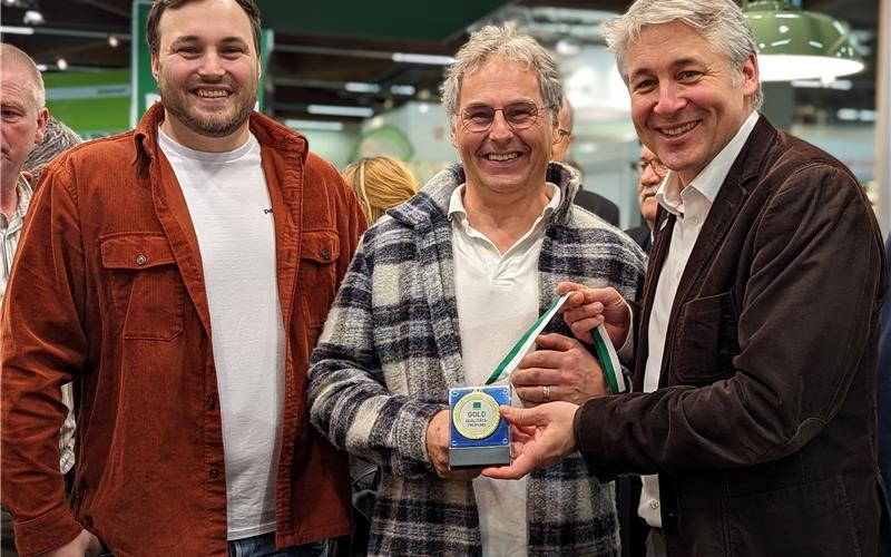 Bioland-Präsident Jan Plagge (rechts) überreicht die Auszeichnung an Tim Wunschik (links) und Klaus Wunschik. GB-Fotos