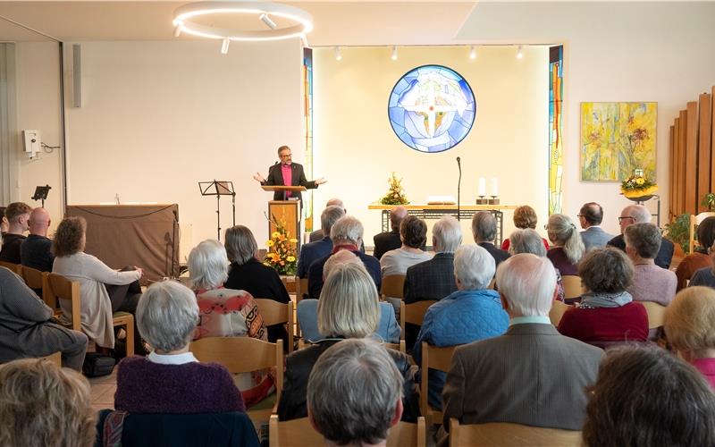 Bischof Harald Rückert (am Pult) sprach beim Festgottesdienst in der Friedenskirche. GB-Foto: Schmidt
