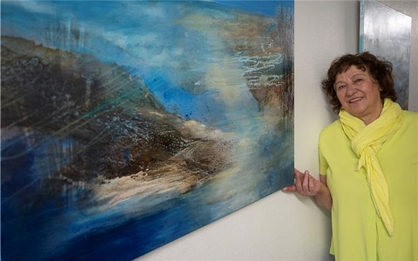 Bisher beherrschte die Farbe Rot die Bilder der Herrenberger Künstlerin Josefine Holzmann-Veser. Nun ist sie auf Blau umgestiegen.GB-Foto: Schmidt